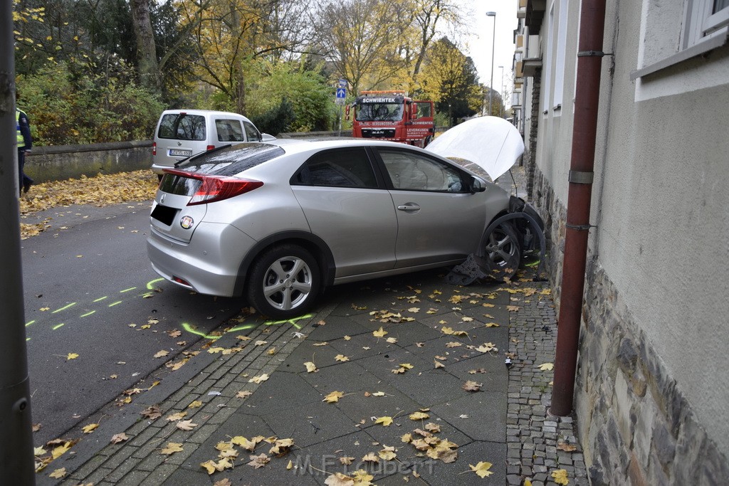 VU PKW gegen Hauswand Leverkusen Wiesdorf Kaiserstr P05.JPG - Miklos Laubert